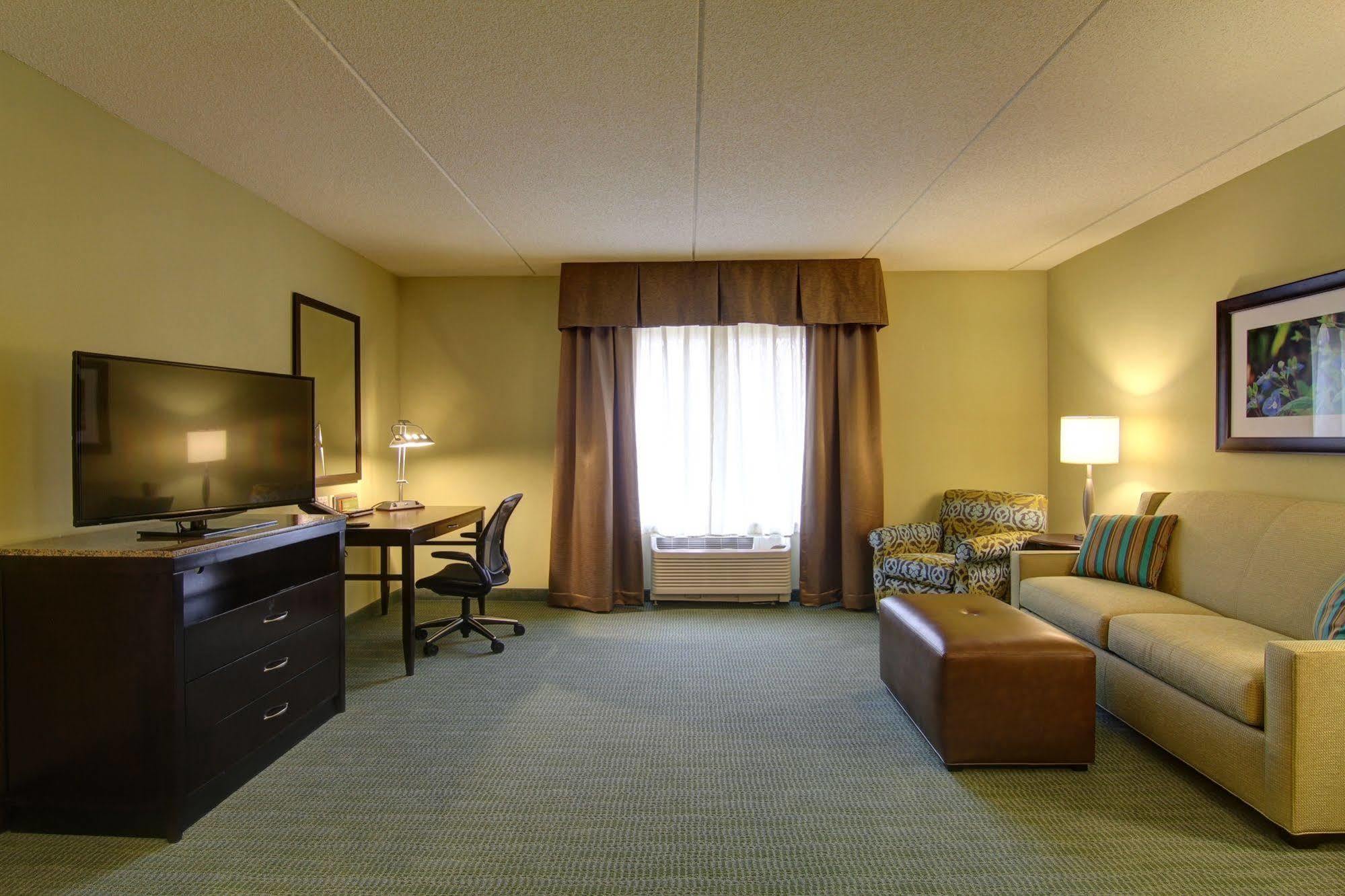 Hilton Garden Woodbridge